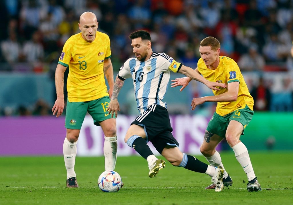 Ai cũng thấy được nét mặt tươi cười của cầu thủ tuyển Úc khi được thua dưới đôi chân Messi - (Kubet cập nhật) 