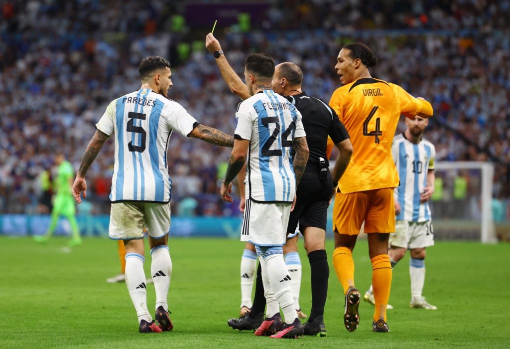 Trọng tài Lahoz đã “ban phát” không tiếc tay thẻ vàng cho các cầu thủ 2 đội tuyển - (Kubet cập nhật) 
