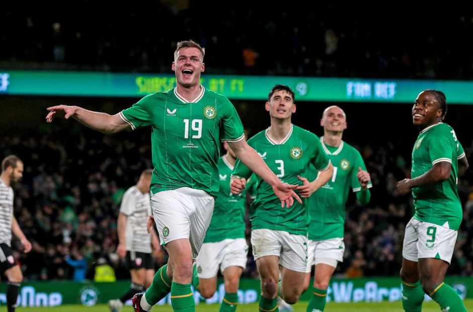 Các cầu thủ Ireland trong trang phục màu Xanh lá cây trong chiến thắng 3-2 trước Latvia 