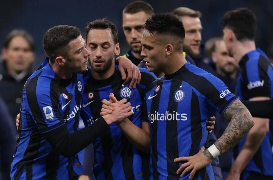 Các cầu thủ Inter Milan ăn mừng chiến thắng cùng nhau 