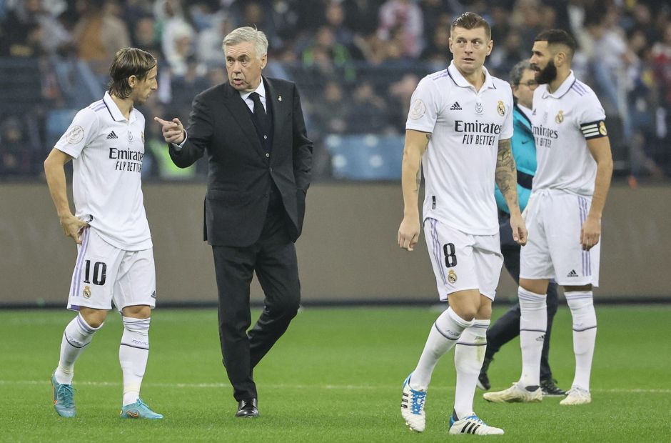 “Bố Già” Ancelotti đi bên cạnh chỉ đạo chiến thuật cho tiền vệ Modric. 