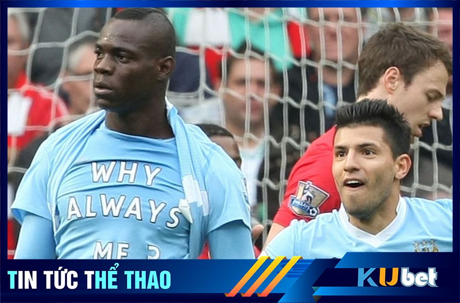 Balotelli mặc chiếc áo của CLB Man City với nội dung “Tại Sao Luôn Là Tôi” và khoe nó ra sau khi anh ghi bàn thắng