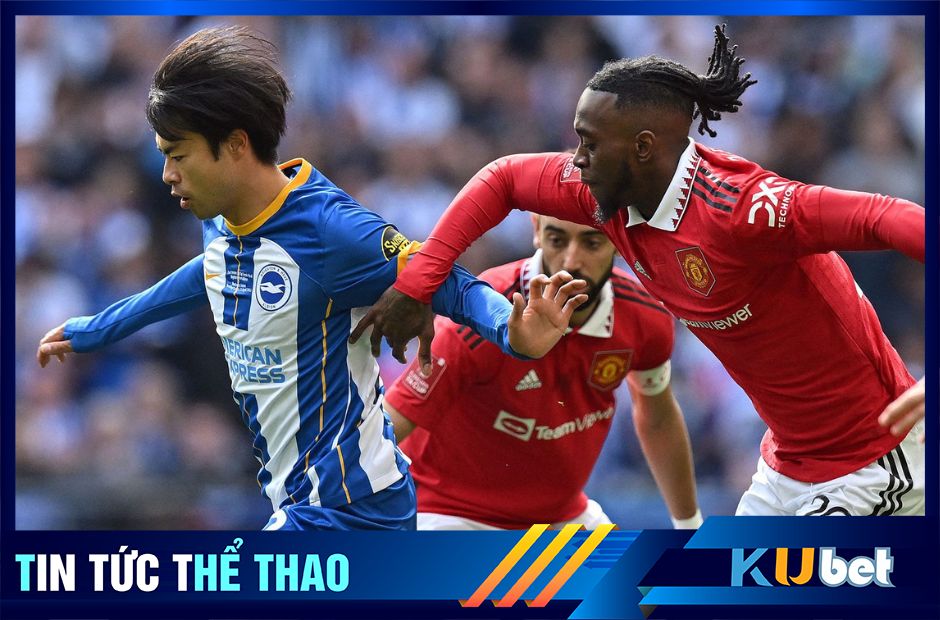 Wan bissaka khóa chặt Mitoma trong trận đấu